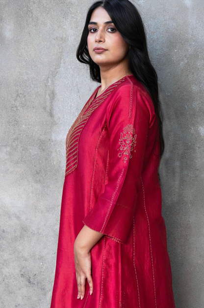 RED CHANDERI KURTA SET WITH CUTDAANA YOKE